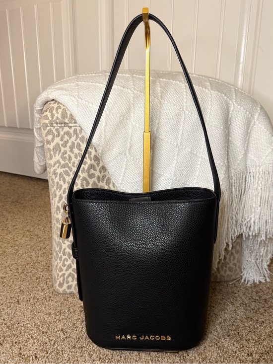 Marc Jacobs Handbags - Marc Jacobs Black Pebbled Leather ‘Drifter’ Bucket Bag